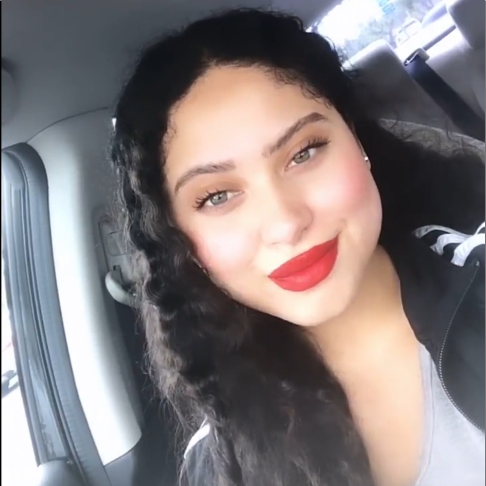 Meet your Posher, Yanilet